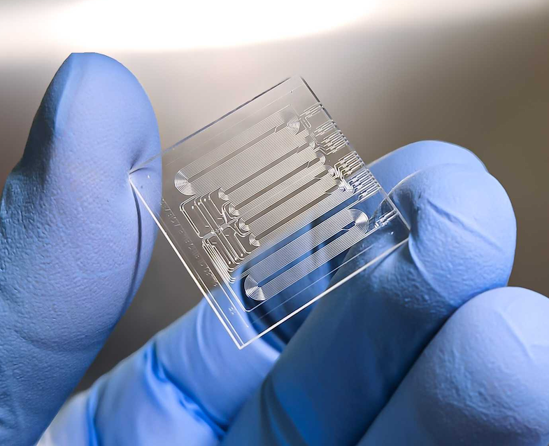 The oligosynthesizer chip utilizes microfluidics to shuttle beads to different columns where nucleotides are added.